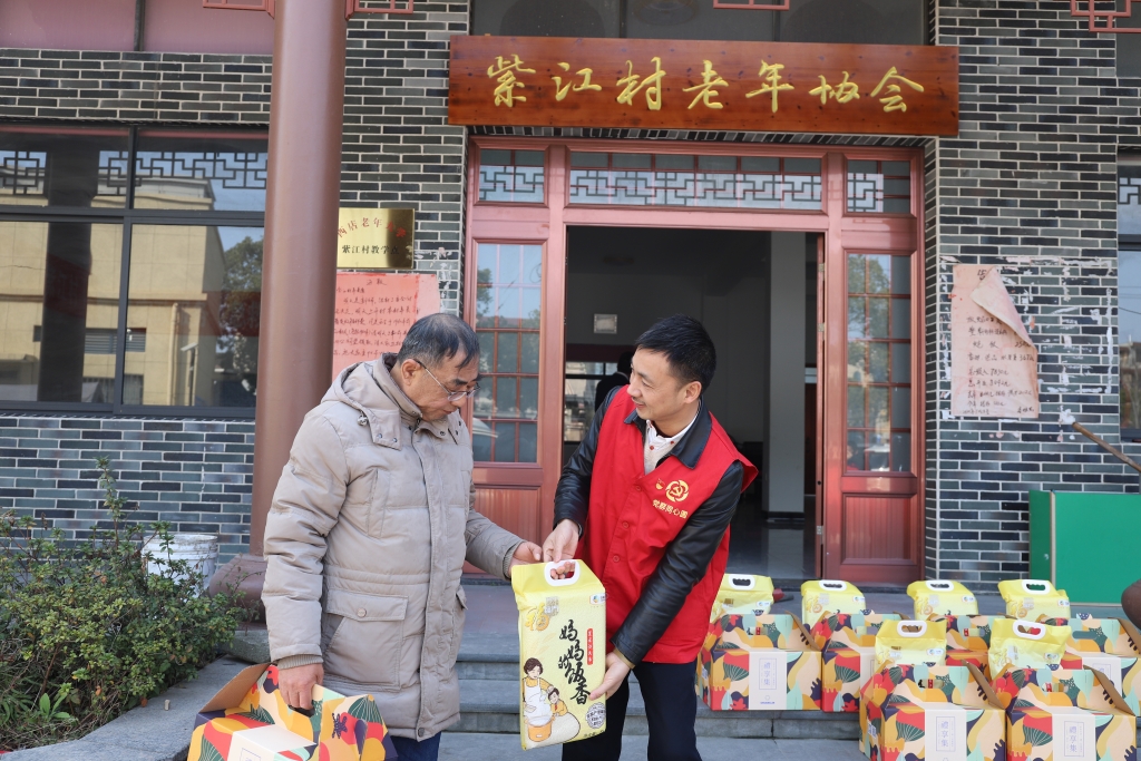 暖春意，敬老情-让体育从心开始多年坚持慰问孤寡老人