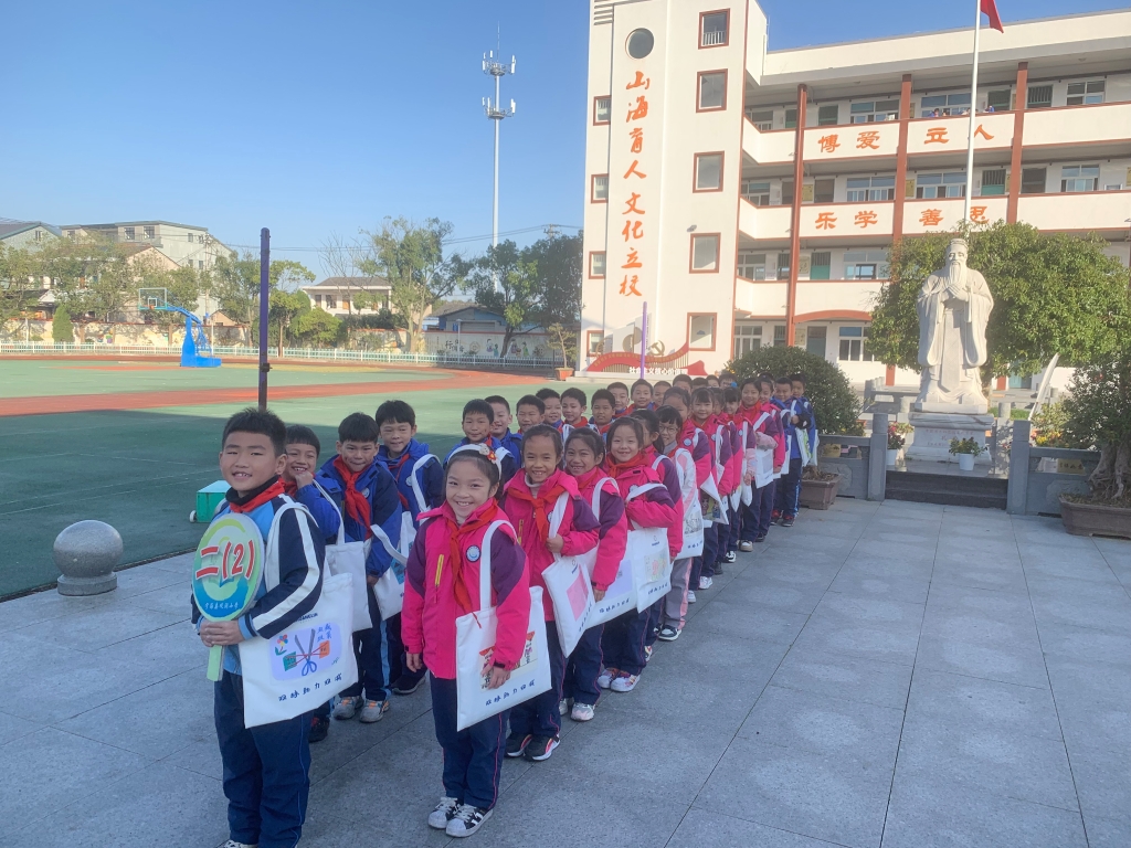 让体育从心开始助“双减”： 减压布袋添活力